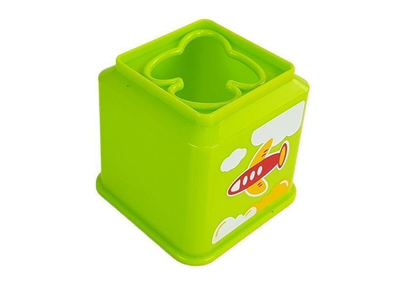 Piramidės formos kvadratiniai puodeliai su transporto priemonių paveikslėliais