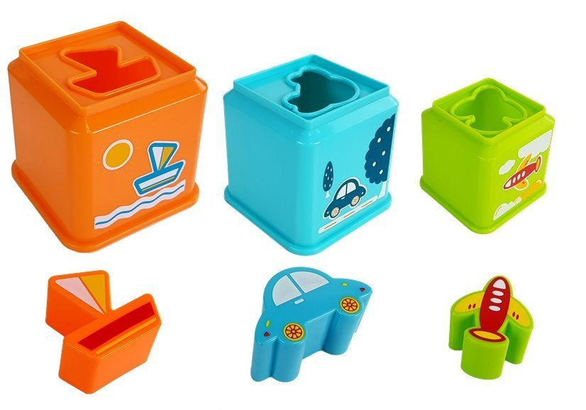 Piramidės formos kvadratiniai puodeliai su transporto priemonių paveikslėliais