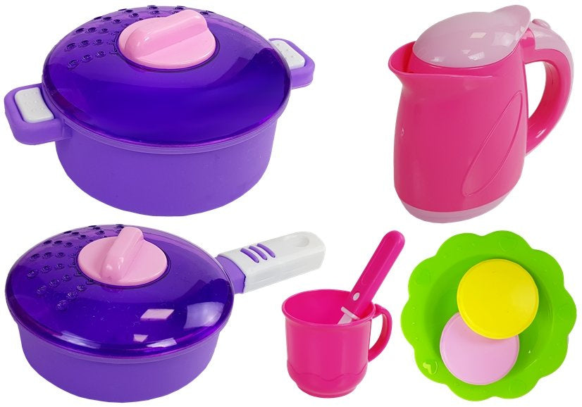 Rožinė virtuvė su vandens puodu, bakalėja ir garsais