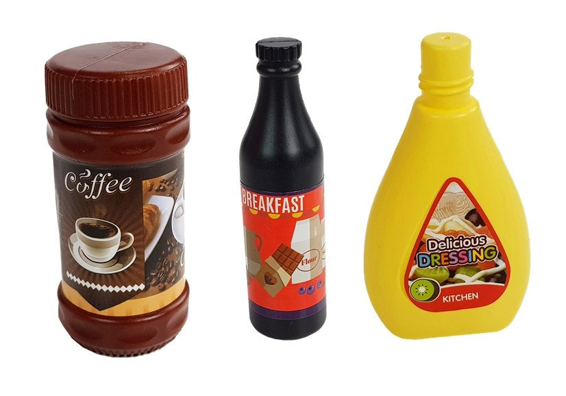 Rožinė virtuvė su vandens puodu, bakalėja ir garsais