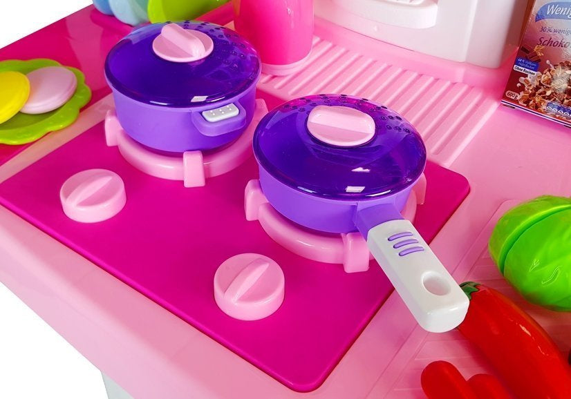 Rožinė virtuvė su vandens puodu, bakalėja ir garsais