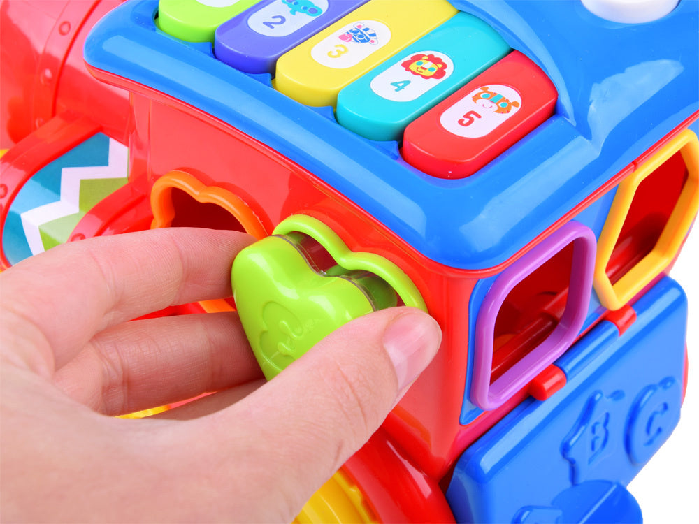 Interaktyvus traukinys su blokeliais, Hola