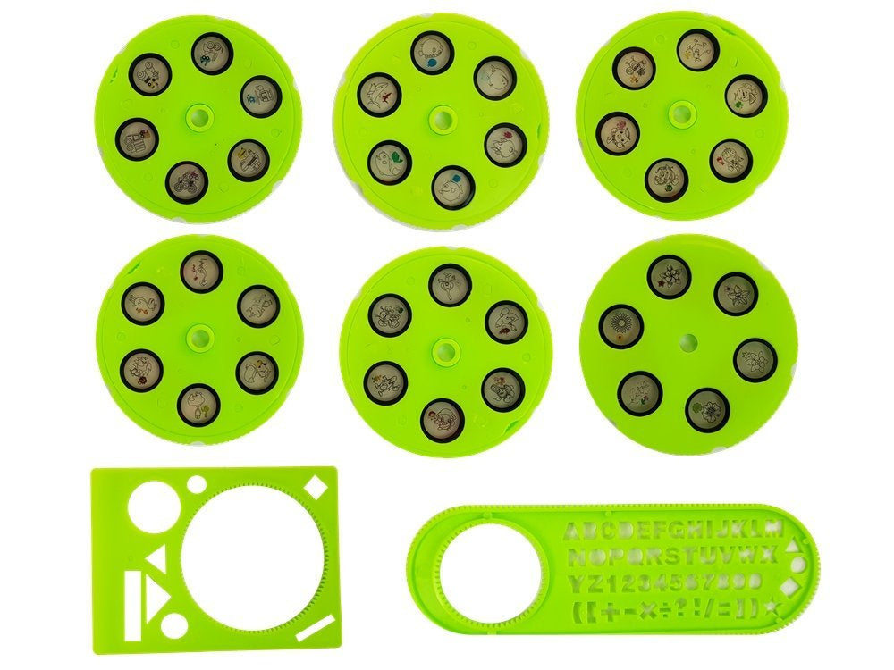 Mokomasis stalas su kėde ir projektoriumi, pieštukais, raidės ir skaičiai