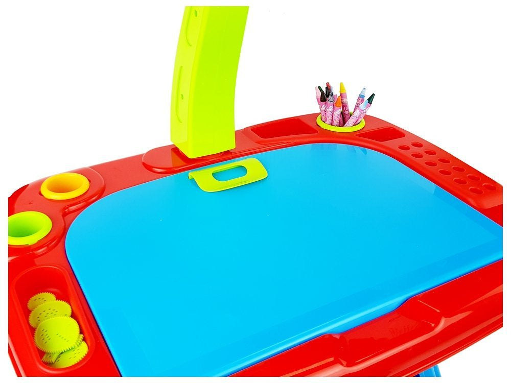 Mokomasis stalas su kėde ir projektoriumi, pieštukais, raidės ir skaičiai