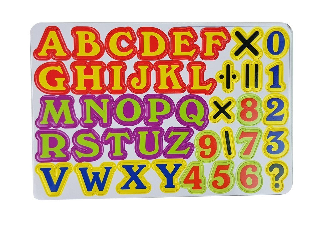 Mokomasis stalas su kėde ir projektoriumi, pieštukais, raidės ir skaičiai