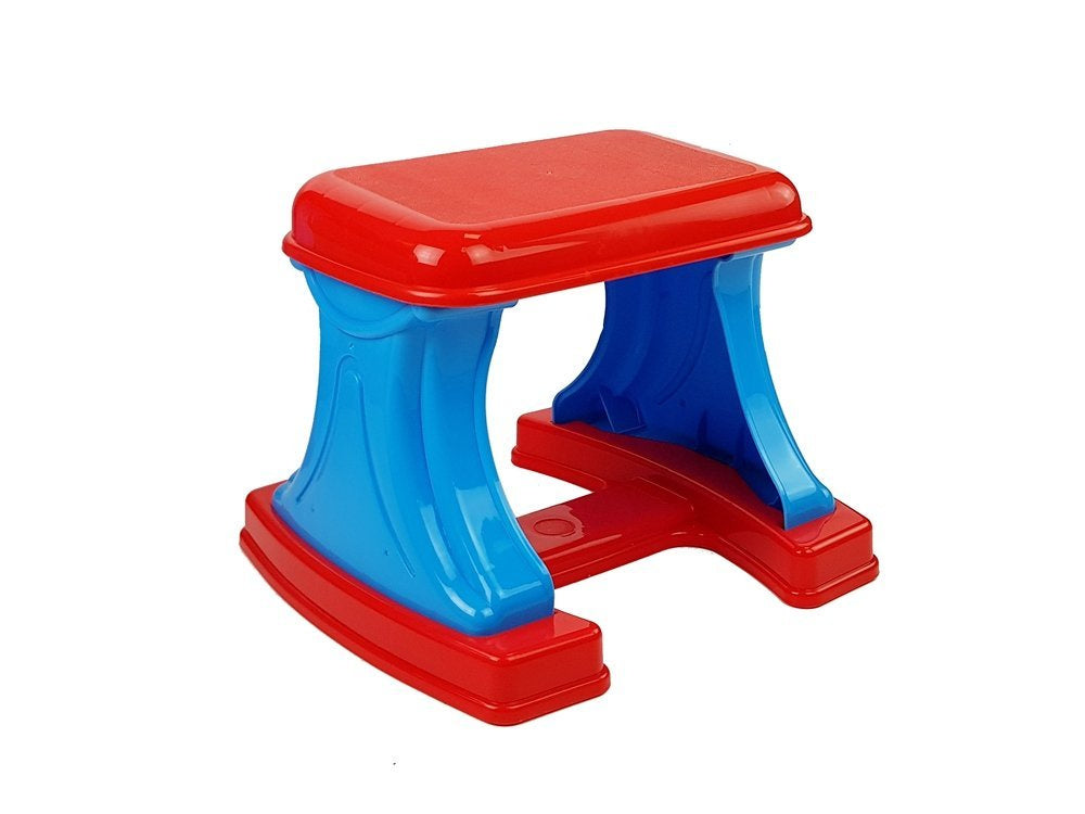 Mokomasis stalas su kėde ir projektoriumi, pieštukais, raidės ir skaičiai