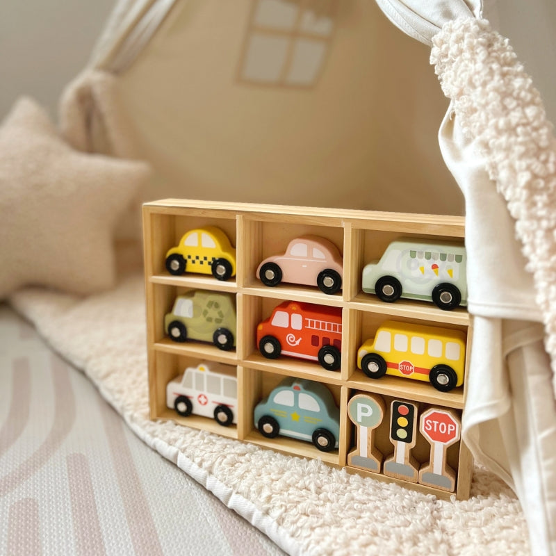 Medinių transporto priemonių ir kelio ženklų rinkinys dėžutėje, TOOKY TOY