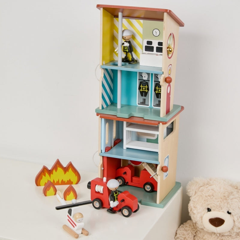 Medinė gaisrinė stotis su figūrėlėmis ir transporto priemonėmis 13 vnt. CLASSIC WORLD