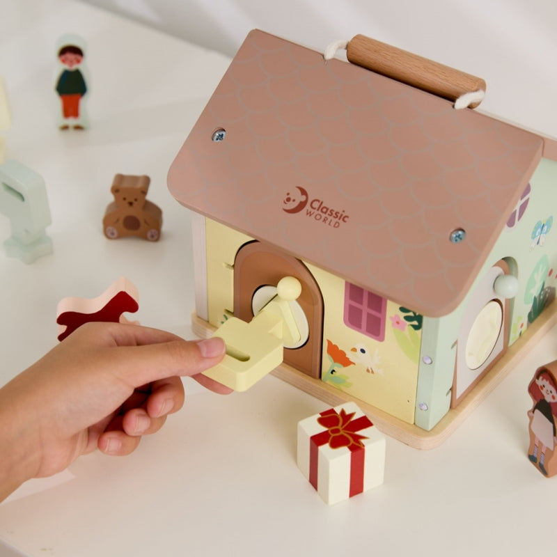 Medinis sensorinis edukacinis namelis su spynomis ir raktais, 11 el., CLASSIC WORLD