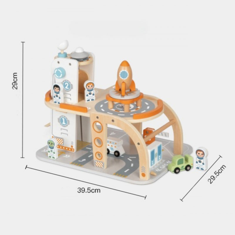 Medinė kosminė stotis su automobilių stovėjimo aikštele, TOOKY TOY