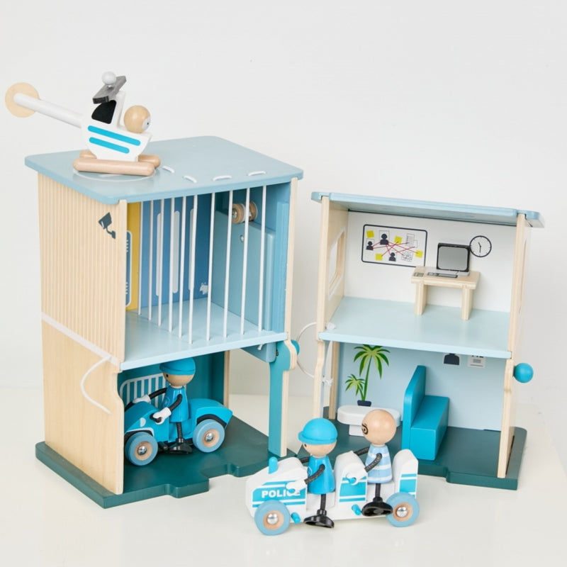 Medinė policijos stotis su figūrėlėmis ir transporto priemonėmis 12 vnt. CLASSIC WORLD