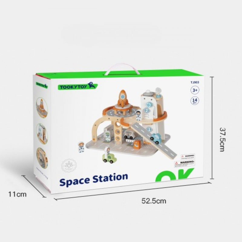 Medinė kosminė stotis su automobilių stovėjimo aikštele, TOOKY TOY