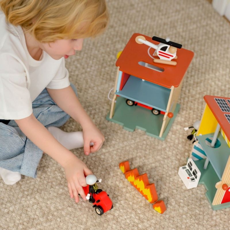 Medinė gaisrinė stotis su figūrėlėmis ir transporto priemonėmis 13 vnt. CLASSIC WORLD