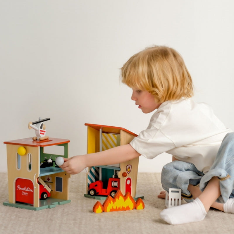 Medinė gaisrinė stotis su figūrėlėmis ir transporto priemonėmis 13 vnt. CLASSIC WORLD