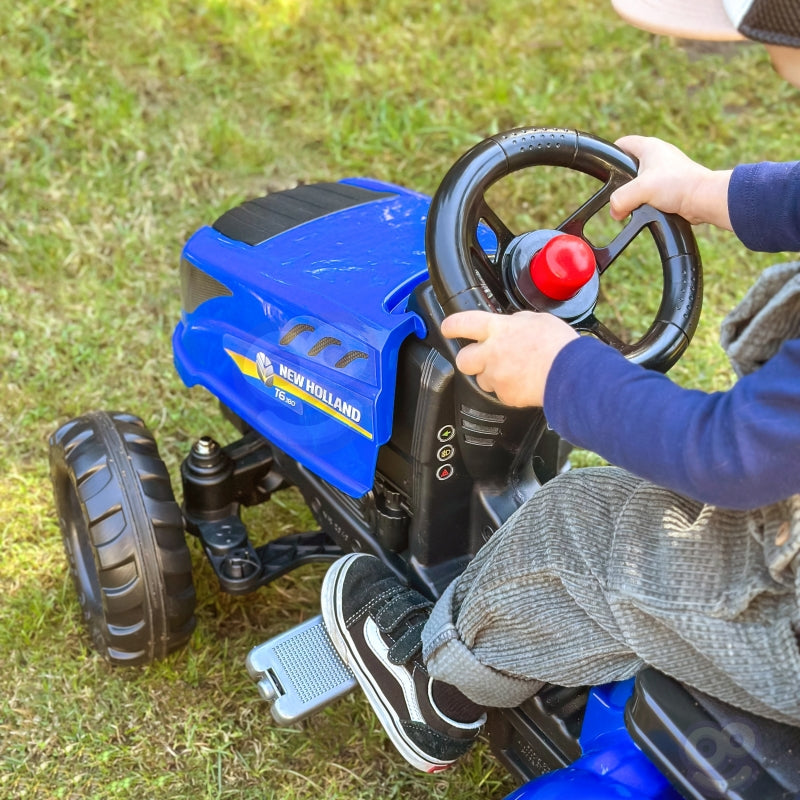 Minamas traktorius su priekaba New Holland Large Falk, mėlynas