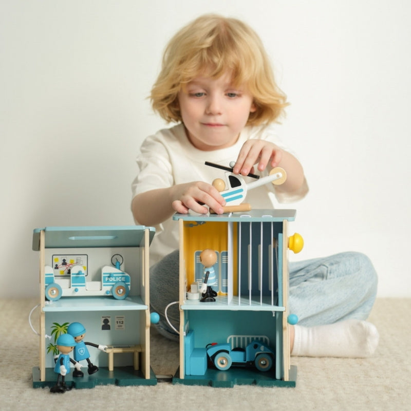 Medinė policijos stotis su figūrėlėmis ir transporto priemonėmis 12 vnt. CLASSIC WORLD