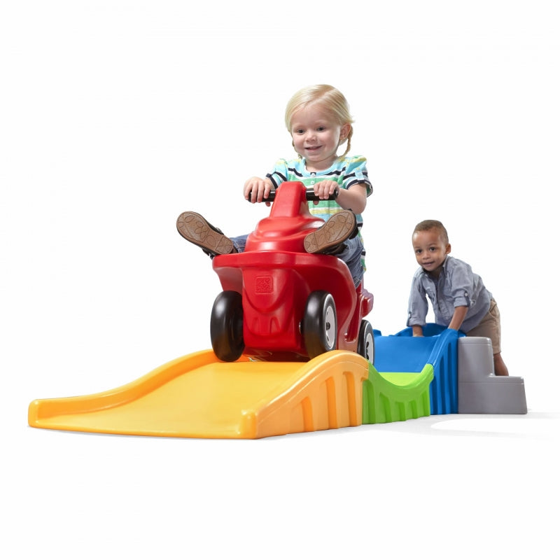 Kalneliai su raudonu automobiliu STEP2