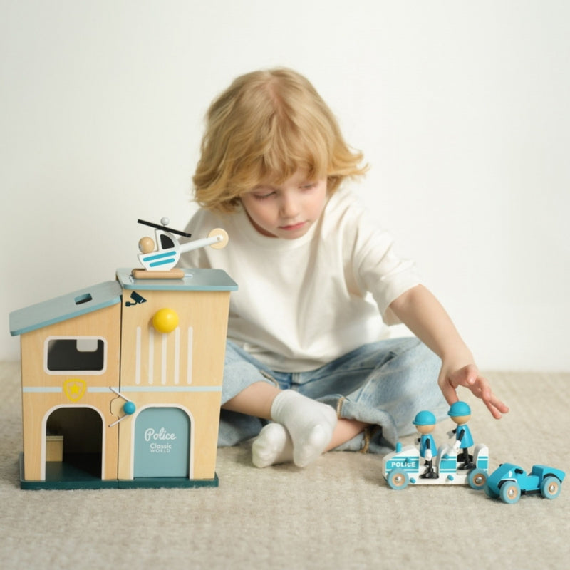 Medinė policijos stotis su figūrėlėmis ir transporto priemonėmis 12 vnt. CLASSIC WORLD