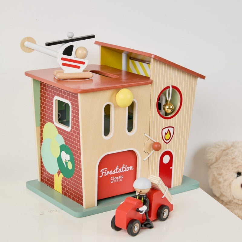 Medinė gaisrinė stotis su figūrėlėmis ir transporto priemonėmis 13 vnt. CLASSIC WORLD