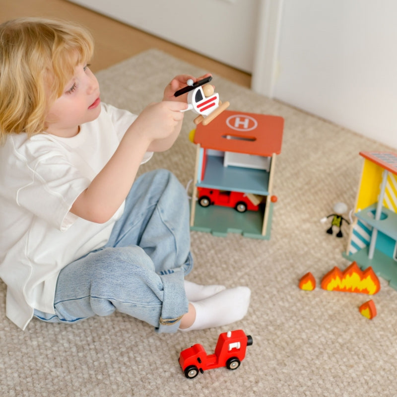 Medinė gaisrinė stotis su figūrėlėmis ir transporto priemonėmis 13 vnt. CLASSIC WORLD