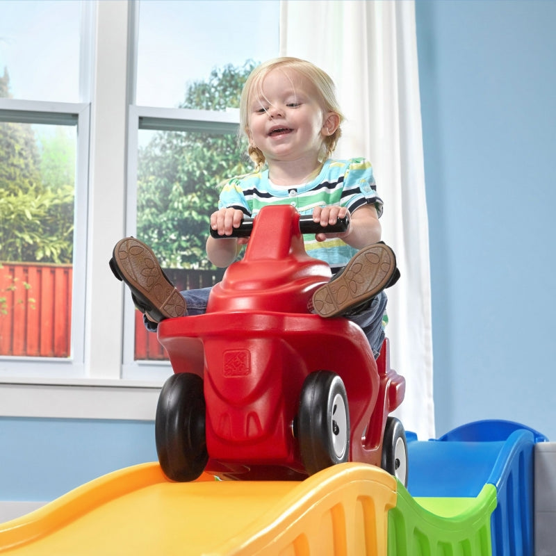 Kalneliai su raudonu automobiliu STEP2