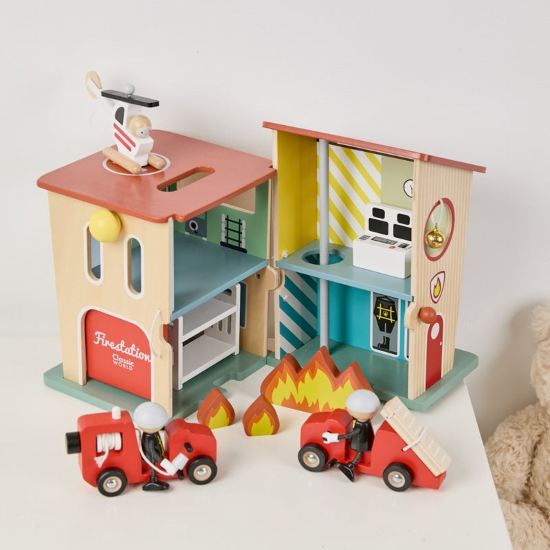 Medinė gaisrinė stotis su figūrėlėmis ir transporto priemonėmis 13 vnt. CLASSIC WORLD