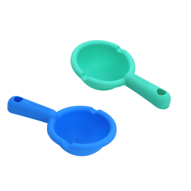 Vonios žaislas su spalvotais dubenėliai su dviem šaukštais