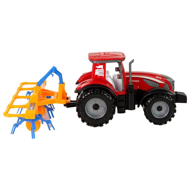 Raudonas traktorius su grėbliu