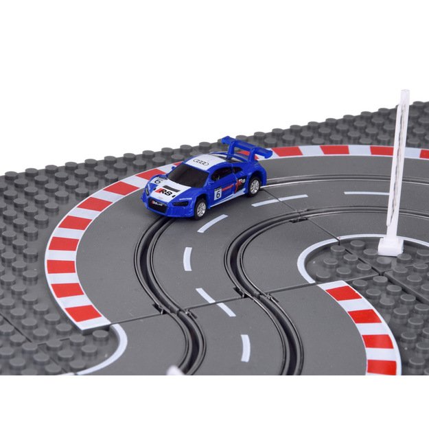 Nuotolinių būdu valdoma lenktynių trasa su dviem Audi automobiliais