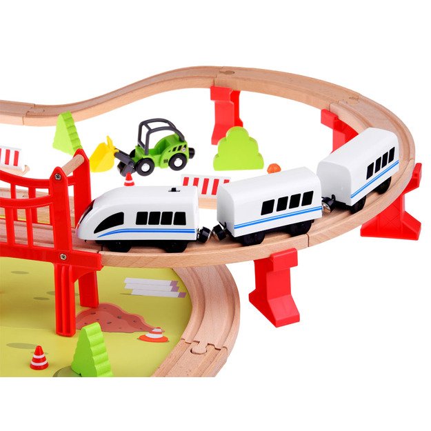 Mediniai geležinkelio bėgiai su traukiniu ir priedais